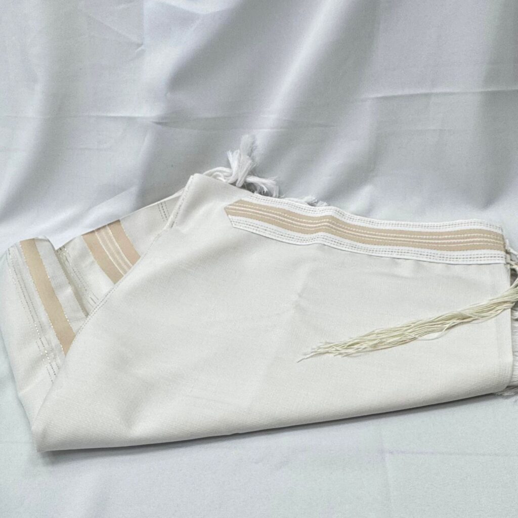 טלית צמר רחלים דגם "אביב" - קרם לבן